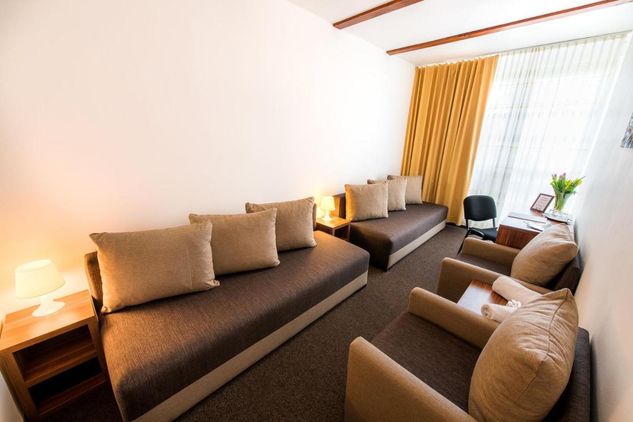 Kaluža Hotel Merkur מראה חיצוני תמונה